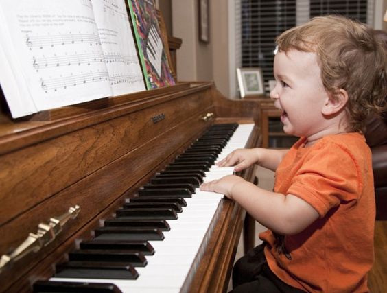 Mua đàn piano cho bé thì nên mua Piano cơ hay Piano điện?