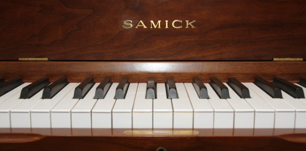 Piano SAMICK SC300ss