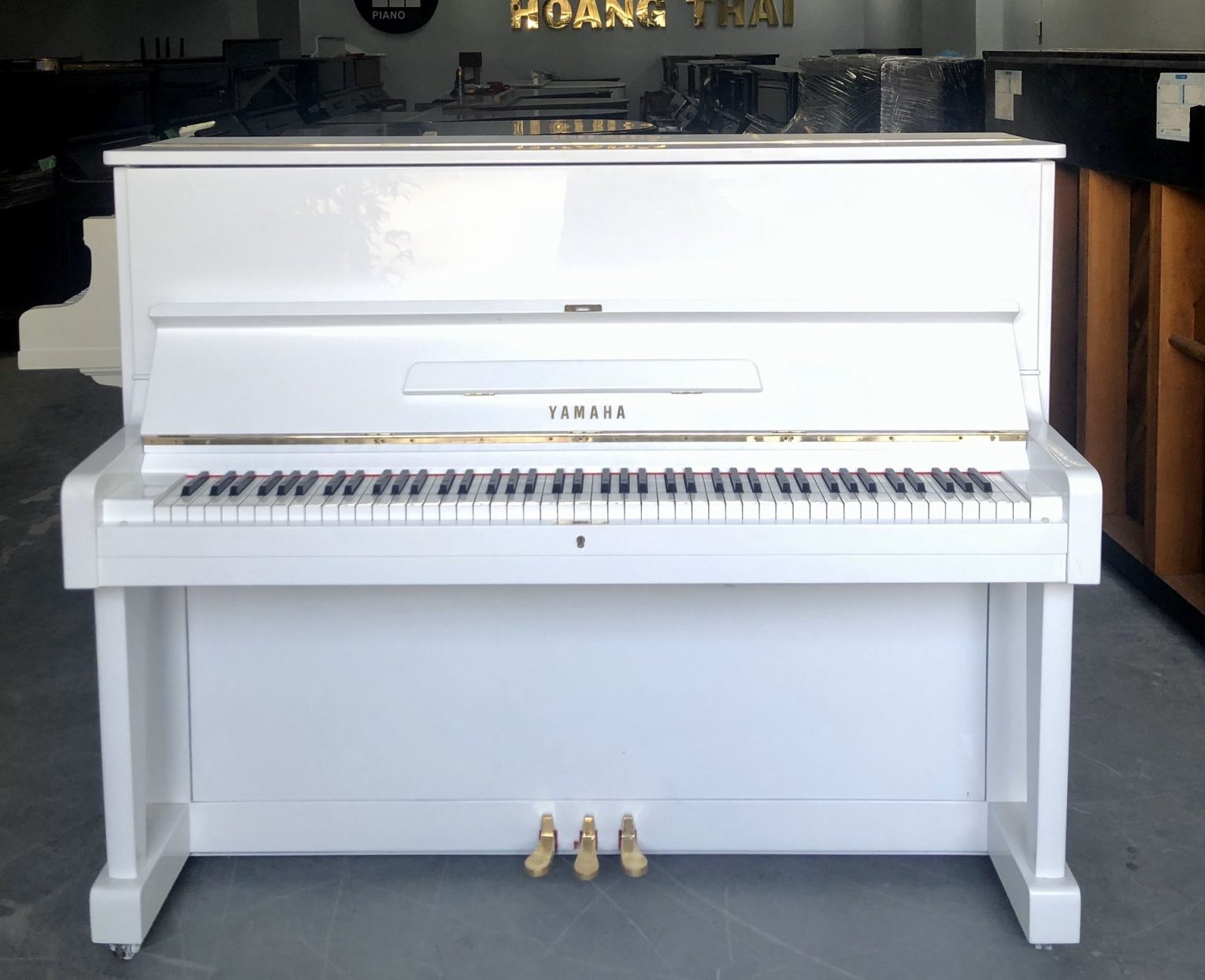 đàn piano màu trắng